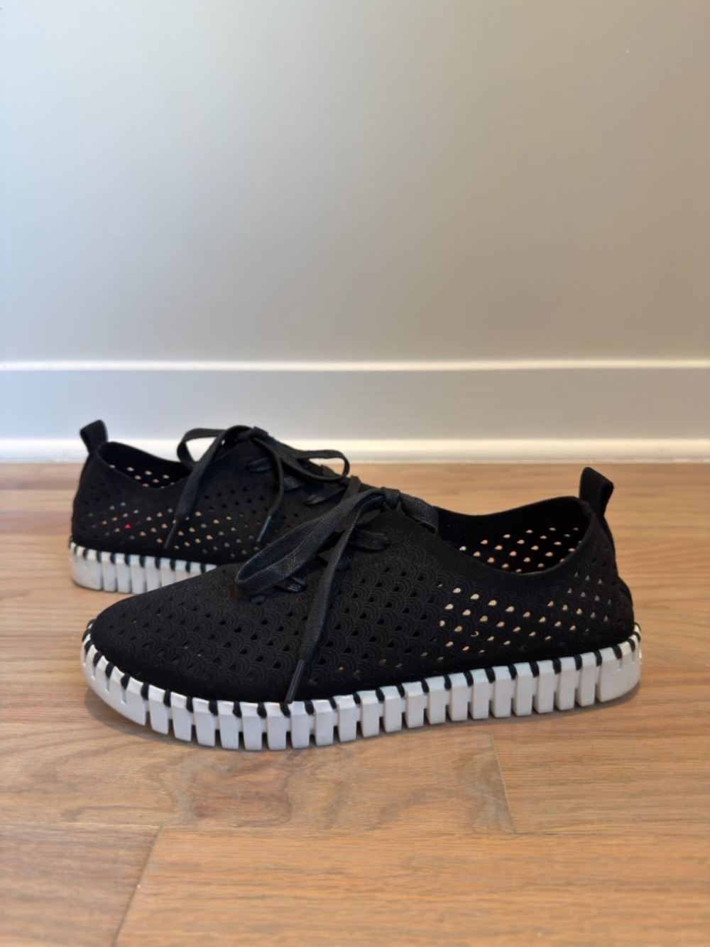 Ilse Jacobsen Tulip Slip On Sneakers Women’s EU 39 US 8.5 Black Perforated Shoes